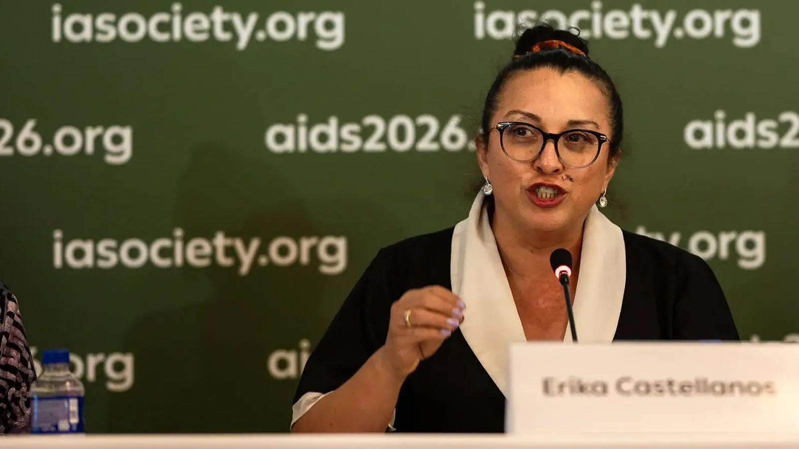 Erika Castellanos bei der Eröffnungspressekonferenz von AIDS2026 in Rio de Janeiro