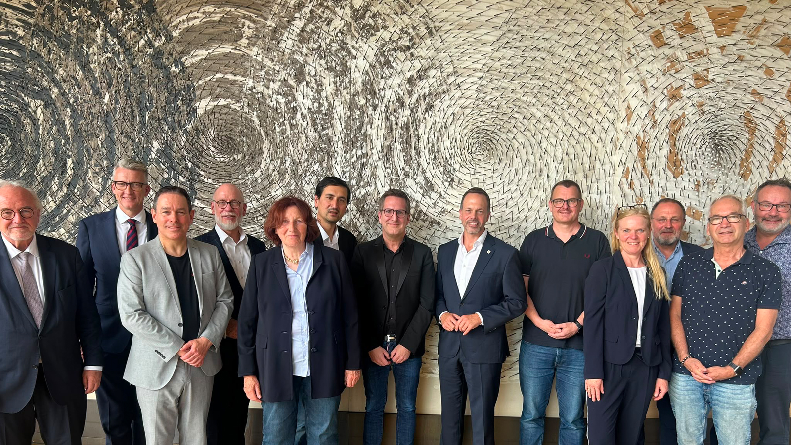 Auf dem Foto: MdB a.D. Rudolf Henke, Oberbürgermeister Sven Wolf, Arndt Klocke MdL, Henrik Große Perdekamp, Prof. Dr. Elisabeth Pott, Rainer Matheisen MdL a.D., Landesvorsitzender Arne Kayser, Jascha Habeck, Prof. Dr. Daniel Deimel, Dr. Katja Römer, Dr. Guido Schlimbach, Claus Vinçon und Patrik Maas. Das Kuratorium berät den Vorstand und unterstützt die Verbandsarbeit der Aidshilfe NRW. Mit ihrem Engagement und ihrem guten Namen setzen die Mitglieder ein Zeichen für die Solidarität mit Menschen mit HIV und Aids und machen darauf aufmerksam, wie notwendig die Unterstützung der Aidshilfearbeit in der Öffentlichkeit ist.