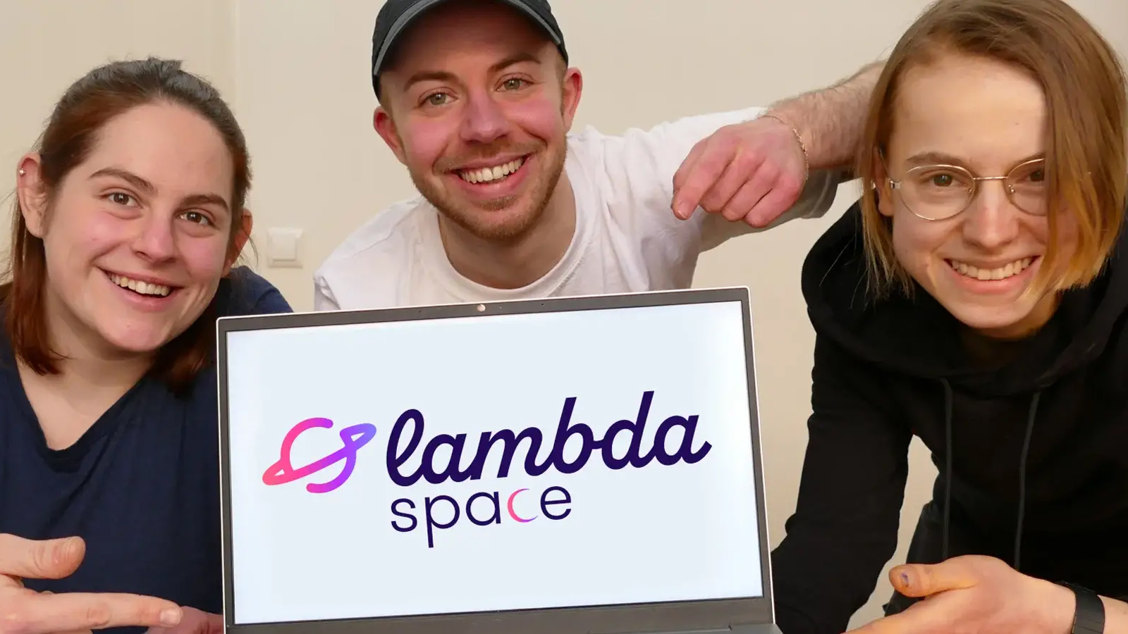Hannah Wiendl, Aaron Auchter und Theodor Marx (v. l. n. r.), drei von fünf Personen aus dem Lambda-Bundesvorstand (Foto: Jugendnetzwerk Lambda e.V.)